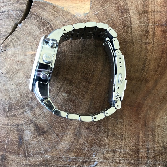 Michael Kors silver/mother of pearl, water resistant, extra links & new battery. - Picture 3 of 6
